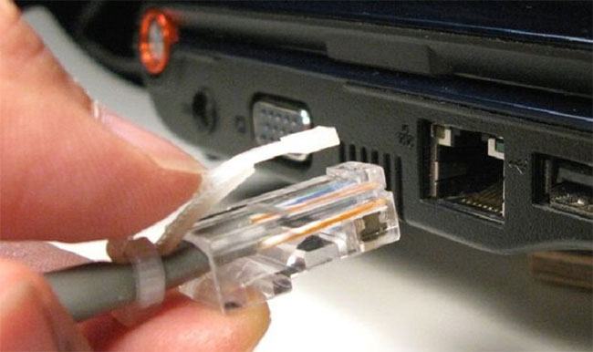 Kết nối một đầu của cáp với cổng Ethernet trên máy tính