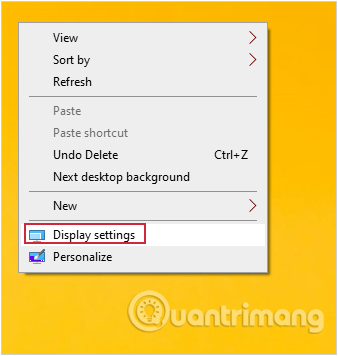 Nhấp chuột phải vào màn hình và chọn Cài đặt hiển thị
