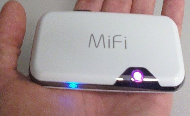 MiFi đề cập đến một thiết bị Internet di động, hoạt động bằng pin