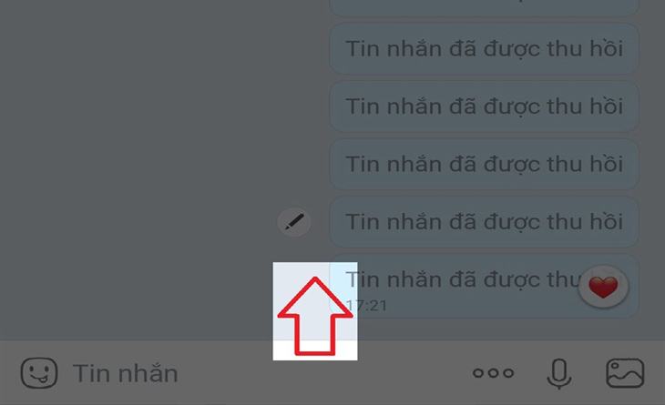 Bước 2: Bạn vuốt từ dưới màn hình lên giữa màn hình.  Lúc này, trên màn hình sẽ xuất hiện giao diện chụp ảnh.