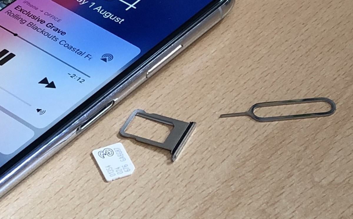 Tháo thẻ SIM và lắp lại