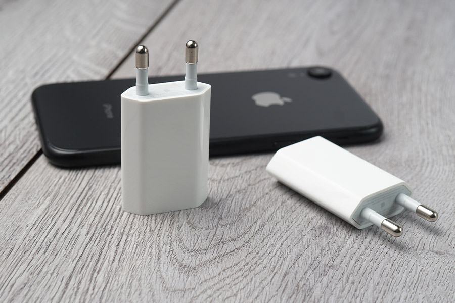 Sạc iPhone 12 bằng bộ sạc cũ