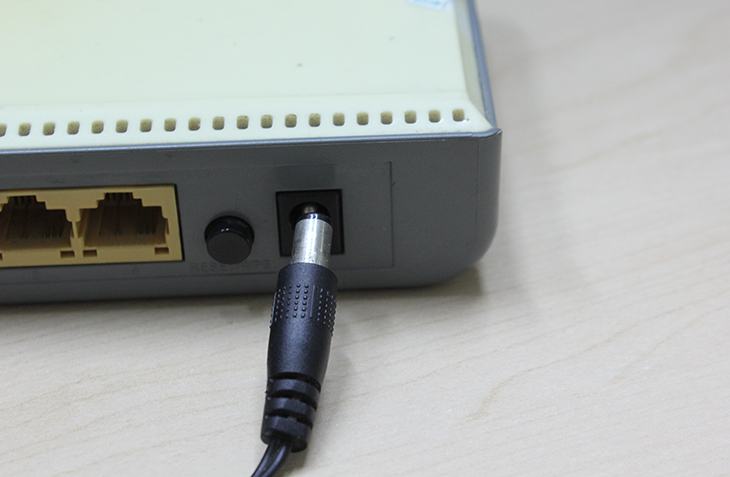 Kết nối modem / bộ định tuyến với nguồn điện