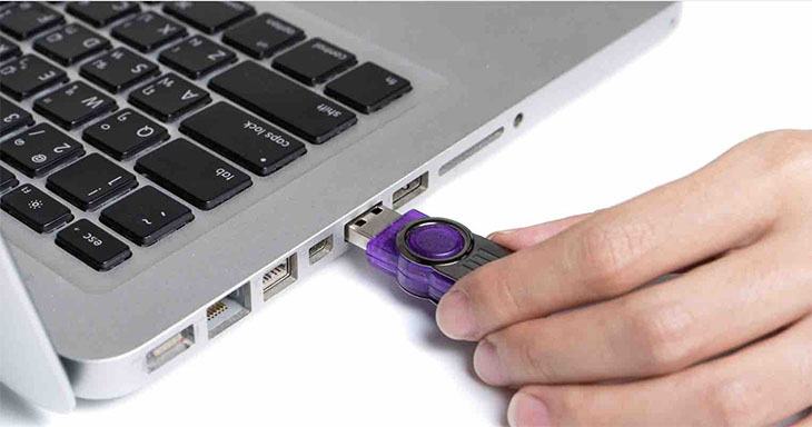 Tháo mọi USB hoặc các thiết bị được gắn bên ngoài khác