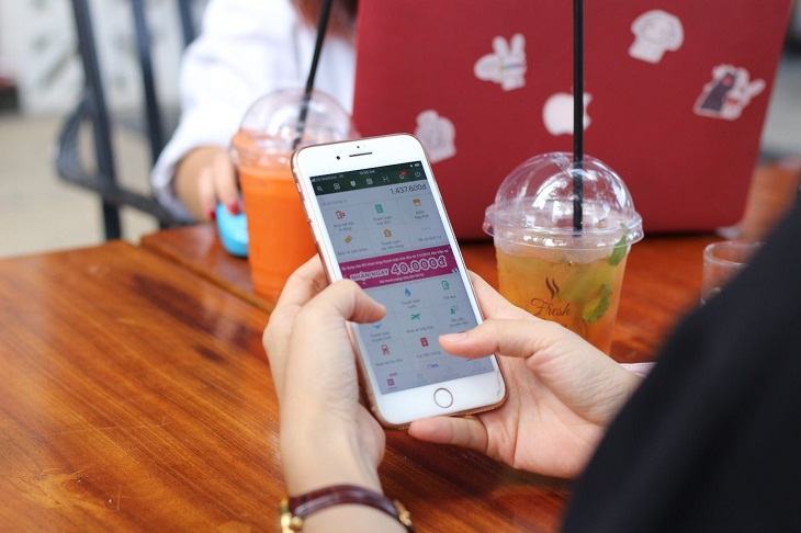 Xem lại thông tin người nhận lì xì và bấm Xác nhận là xong.  