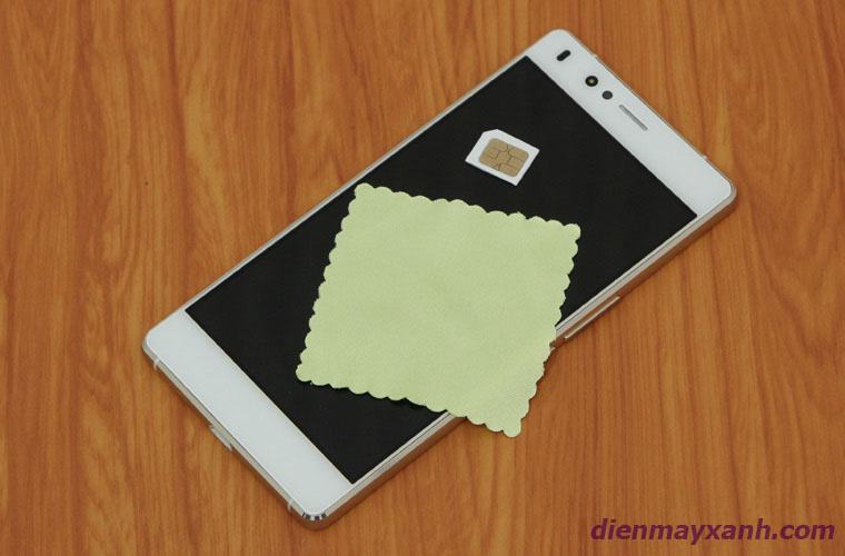 Bạn lau sạch lõi đồng của Sim và cắm lại thiết bị để kiểm tra