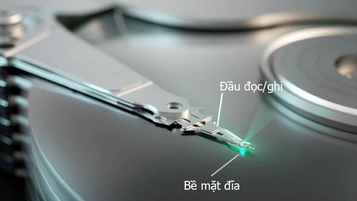 Đầu đọc ghi dữ liệu va chạm với bề mặt đĩa và tạo ra tiếng ồn