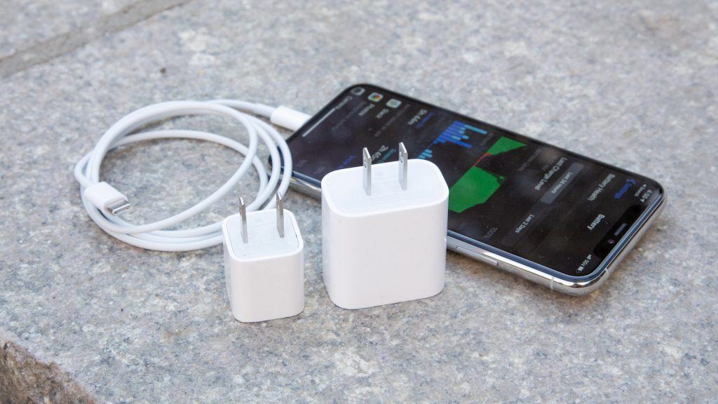 Sạc iPhone 12 bằng bộ sạc cũ