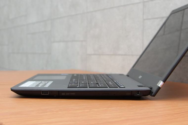 Máy cũng được trang bị phần cứng tốt với vi xử lý Intel Core i5 Broadwell thế hệ thứ 5 và 4 GB RAM