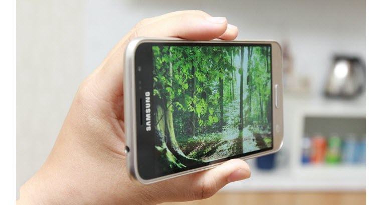 Công nghệ Super AMOLED cho góc nhìn rộng rất ấn tượng
