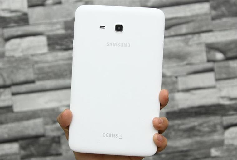     Samsung Galaxy Tab 3 T116 tiếp tục có những nét thiết kế truyền thống