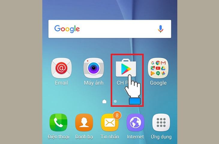 Truy cập ứng dụng CH Play trên màn hình điện thoại.