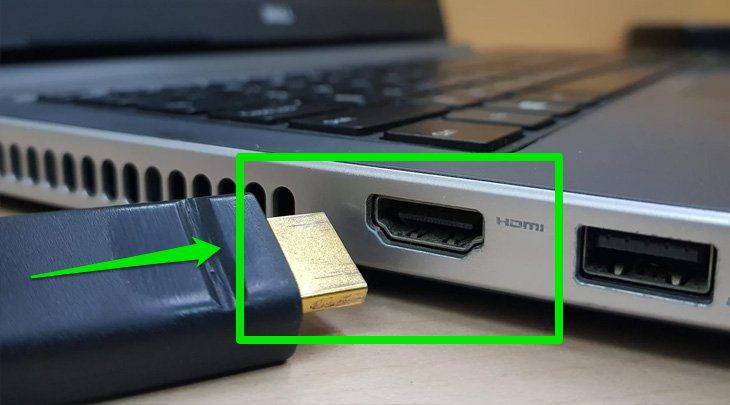Bước 1: Bạn sử dụng cáp HDMI và cắm một đầu vào lỗ HDMI trên laptop.