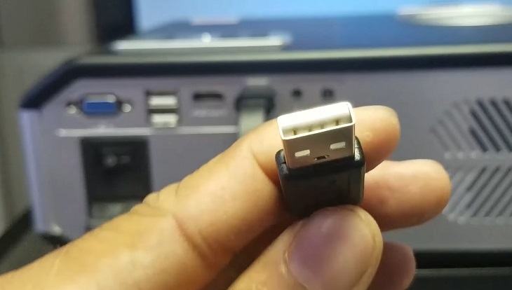 Cắm đầu USB của thiết bị FCast vào máy chiếu