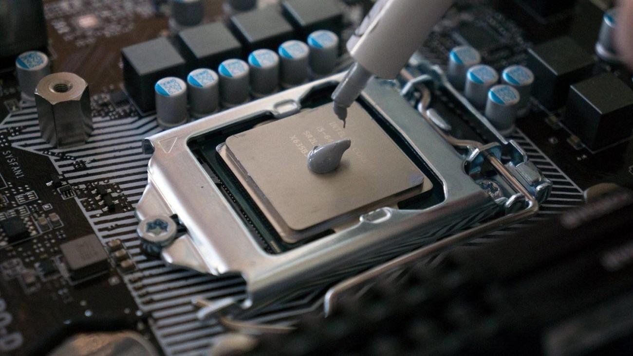 Bạn có thể dán keo tản nhiệt cho CPU nếu bạn am hiểu về sửa chữa máy tính
