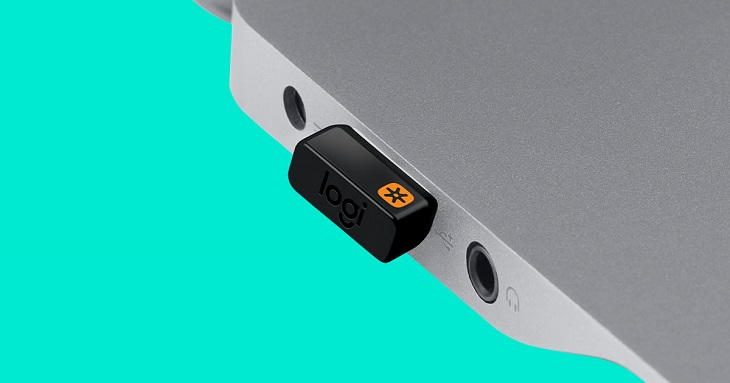 Cắm đầu của bộ thu thống nhất USB trên chuột không dây vào máy tính xách tay 