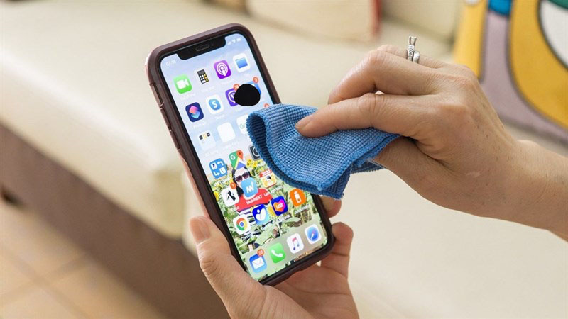    Đặt ngón tay bạn vừa quấn quanh miếng vải nơi mực sẽ chảy vào điện thoại 