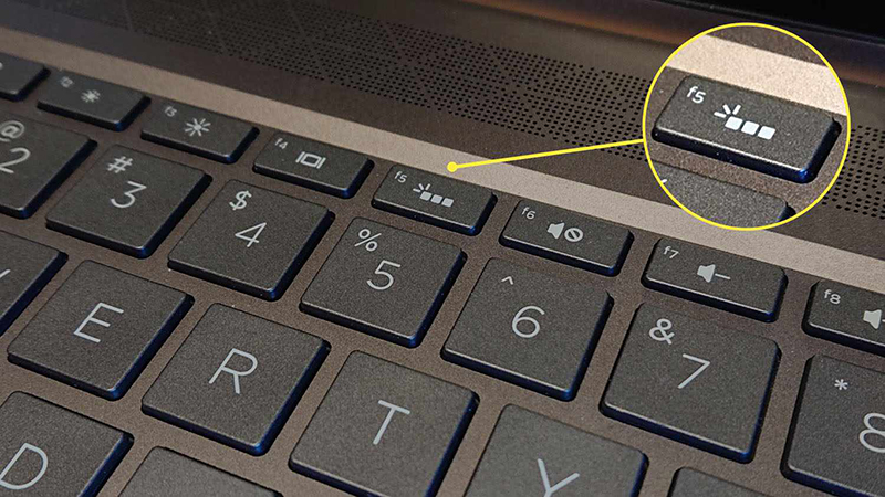 Làm cách nào để nhận dạng máy tính xách tay có bàn phím có đèn nền?
