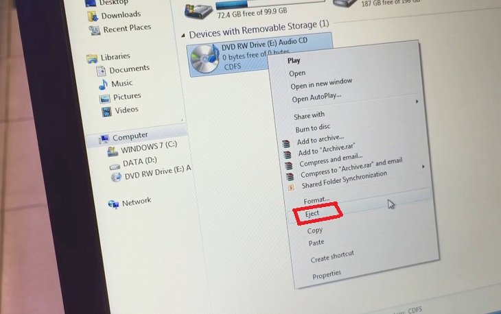 Mở đĩa CD bằng File Explorer để mở ổ đĩa máy tính xách tay